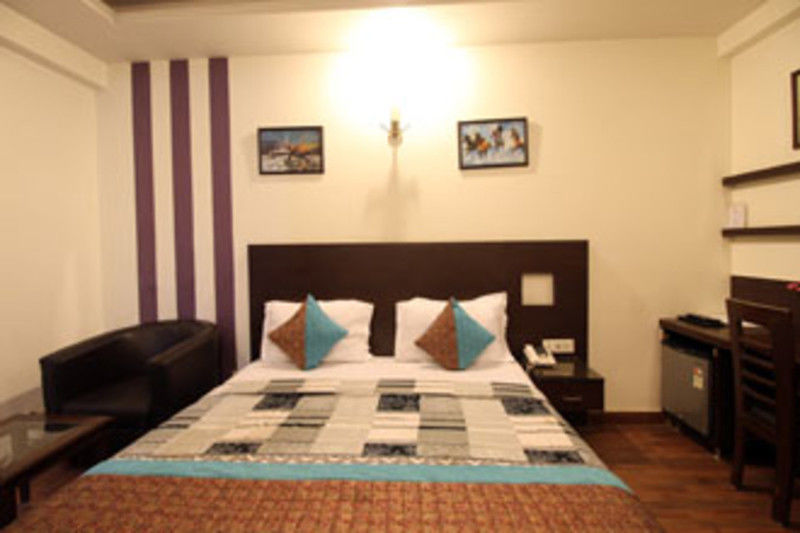Hotel La Vista Delhi Zewnętrze zdjęcie