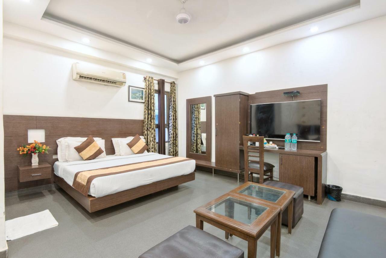 Hotel La Vista Delhi Zewnętrze zdjęcie