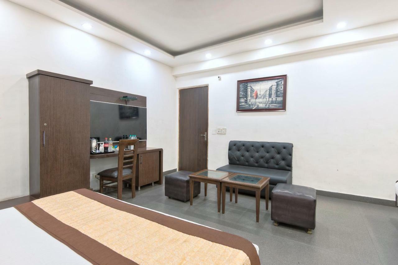 Hotel La Vista Delhi Zewnętrze zdjęcie